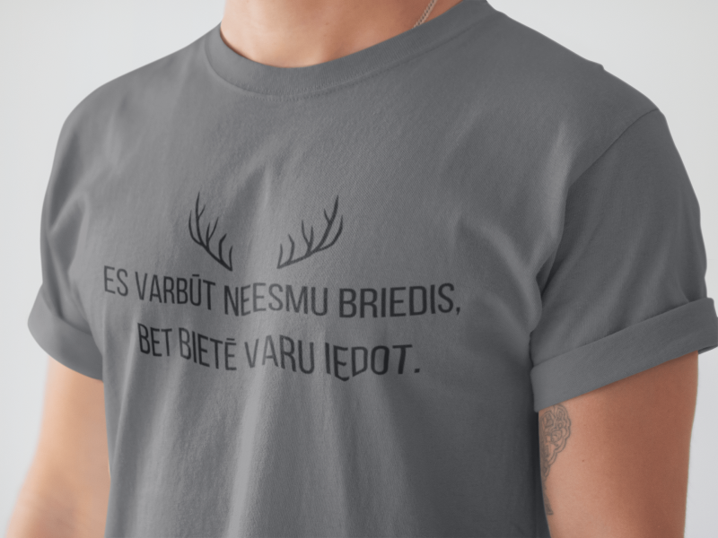 pelēks T-krekls ar apdruku “Es varbūt neesmu Briedis”