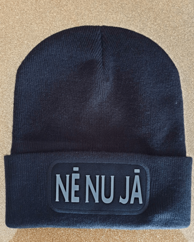 cepure ar apdruku "Nē nu jā"