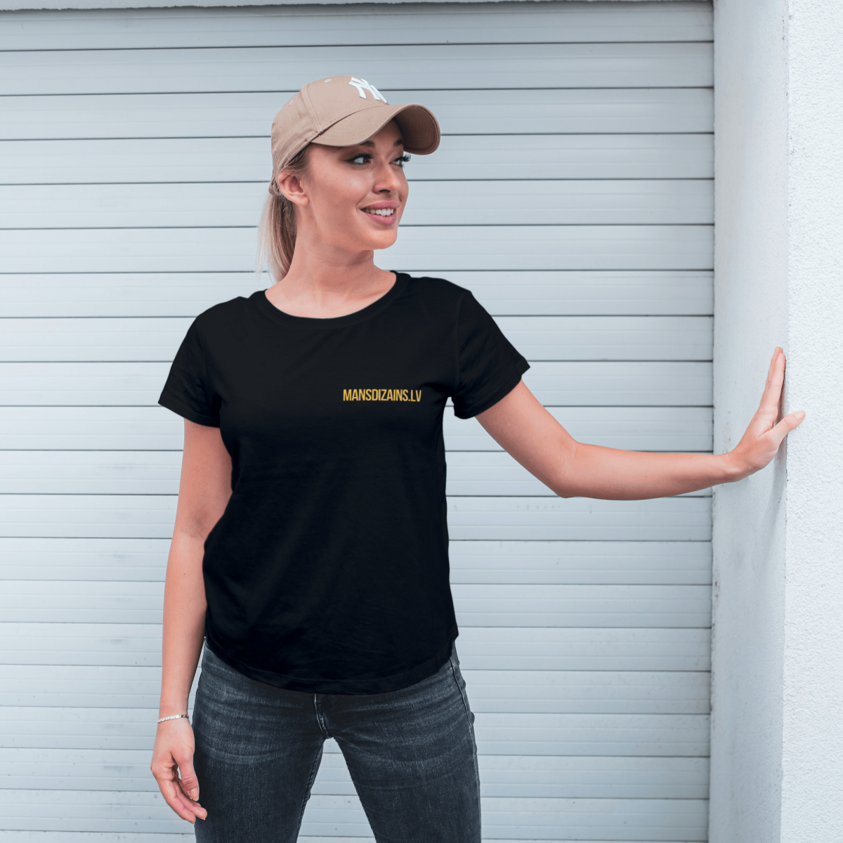 Sieviešu T-krekls ar zelta apdruku "MANSDIZAINS.LV"
