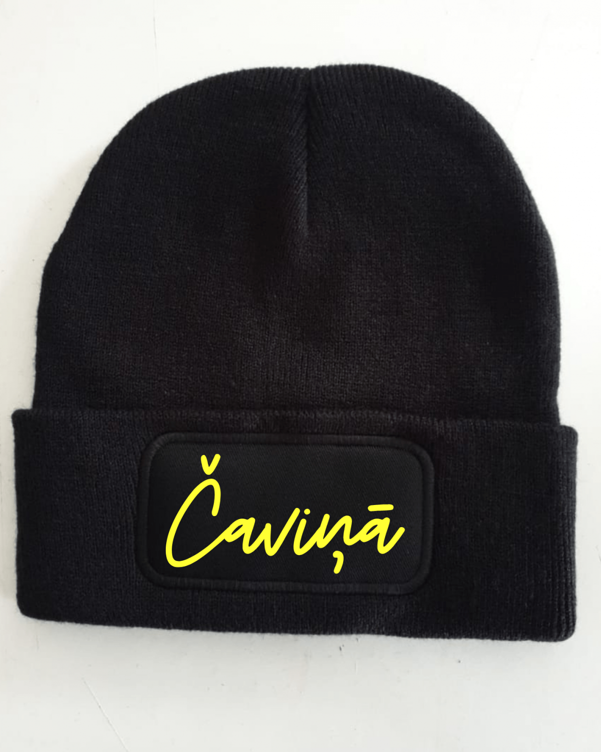 Adīta cepure melnā krāsā ar neona apdruku "Čaviņā", lieliska dāvana