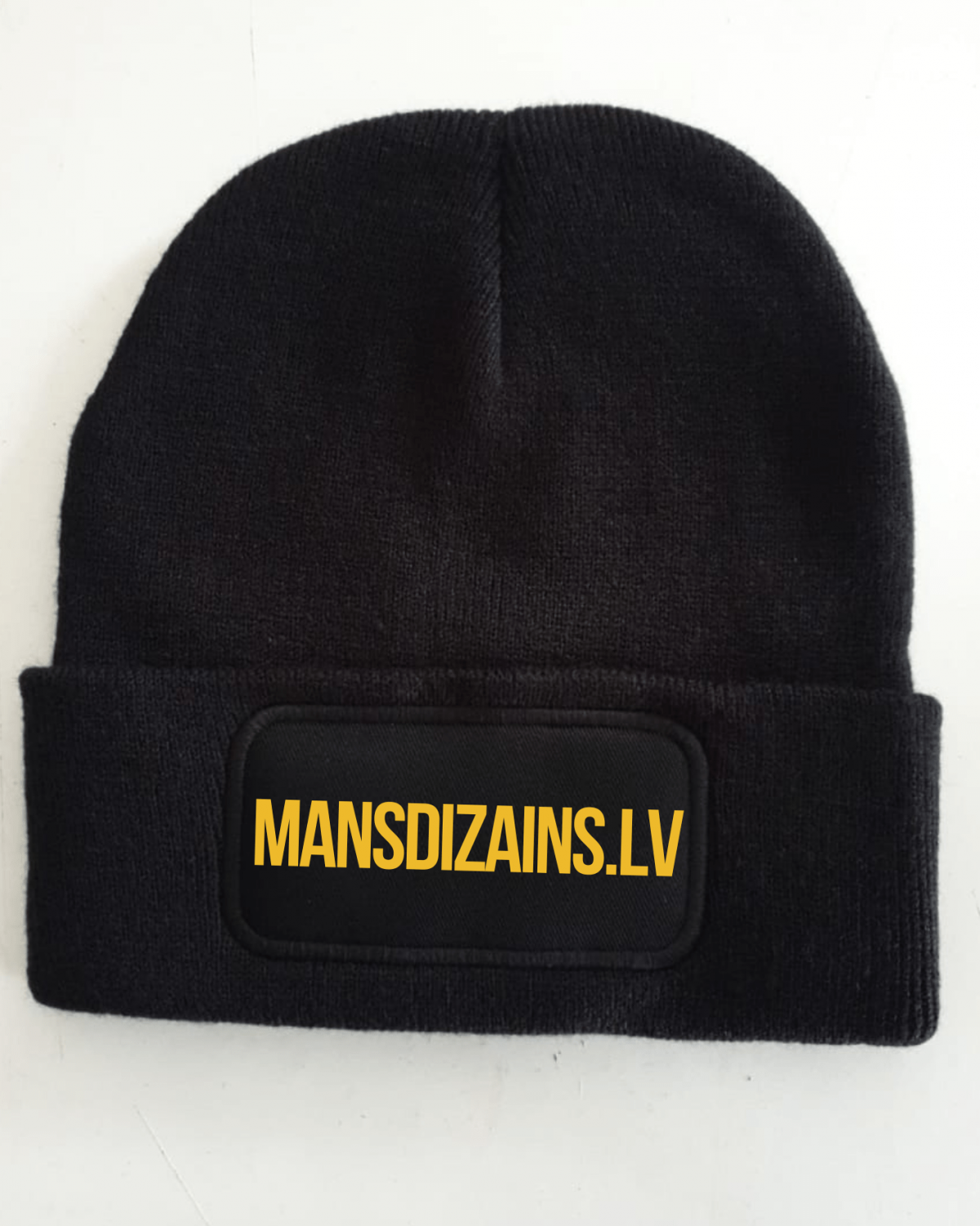 Adīta cepure melnā krāsā "MANSDIZAINS.LV"