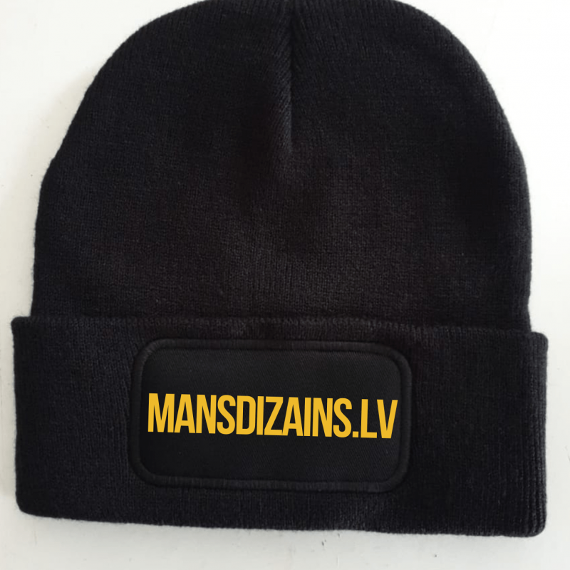 Adīta cepure melnā krāsā "MANSDIZAINS.LV"