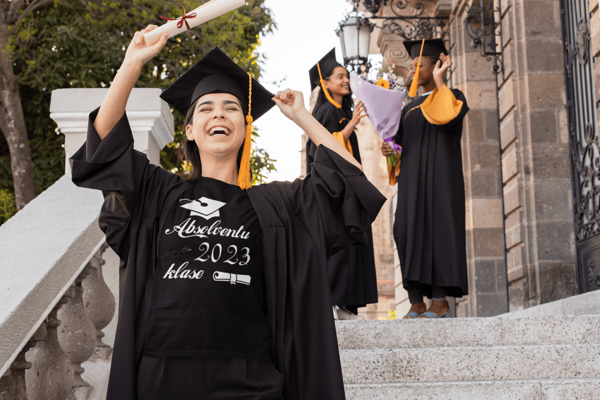 Sieviešu T-krekls melnā krāsā - "Absolventu klase 2023"