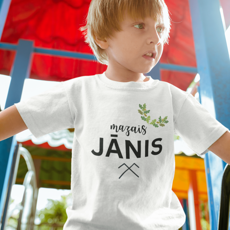 t-krekls ar apdruku "Mazais Jānis", dāvana Jānim, dāvana bērnam, dāvana bērniem, dāvana Jāņos, dāvana Līgo, Līgo, Jāņi, vasaras saulgrieži